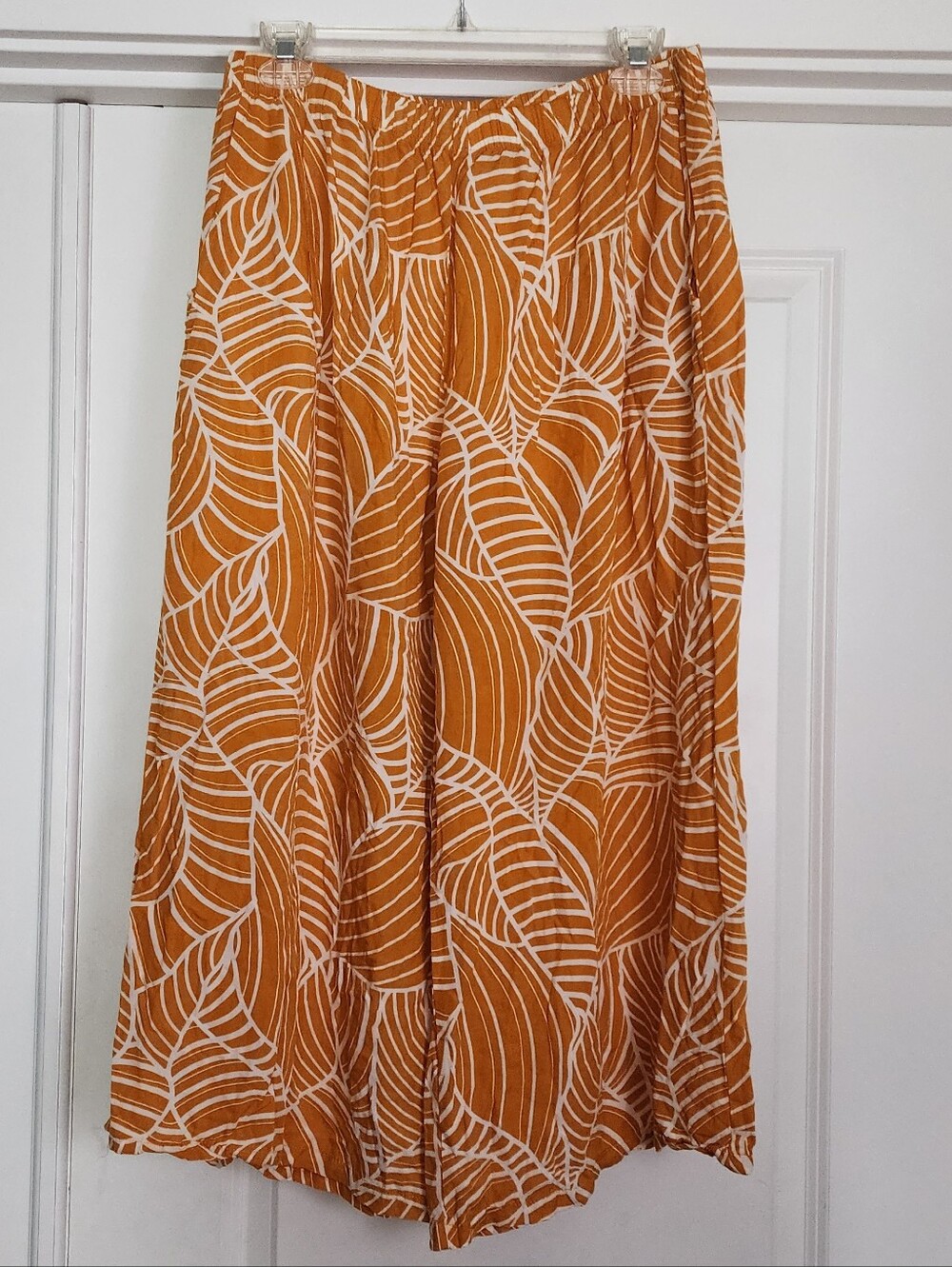 Women's Mustard Leaf-Print Gaucho Pants